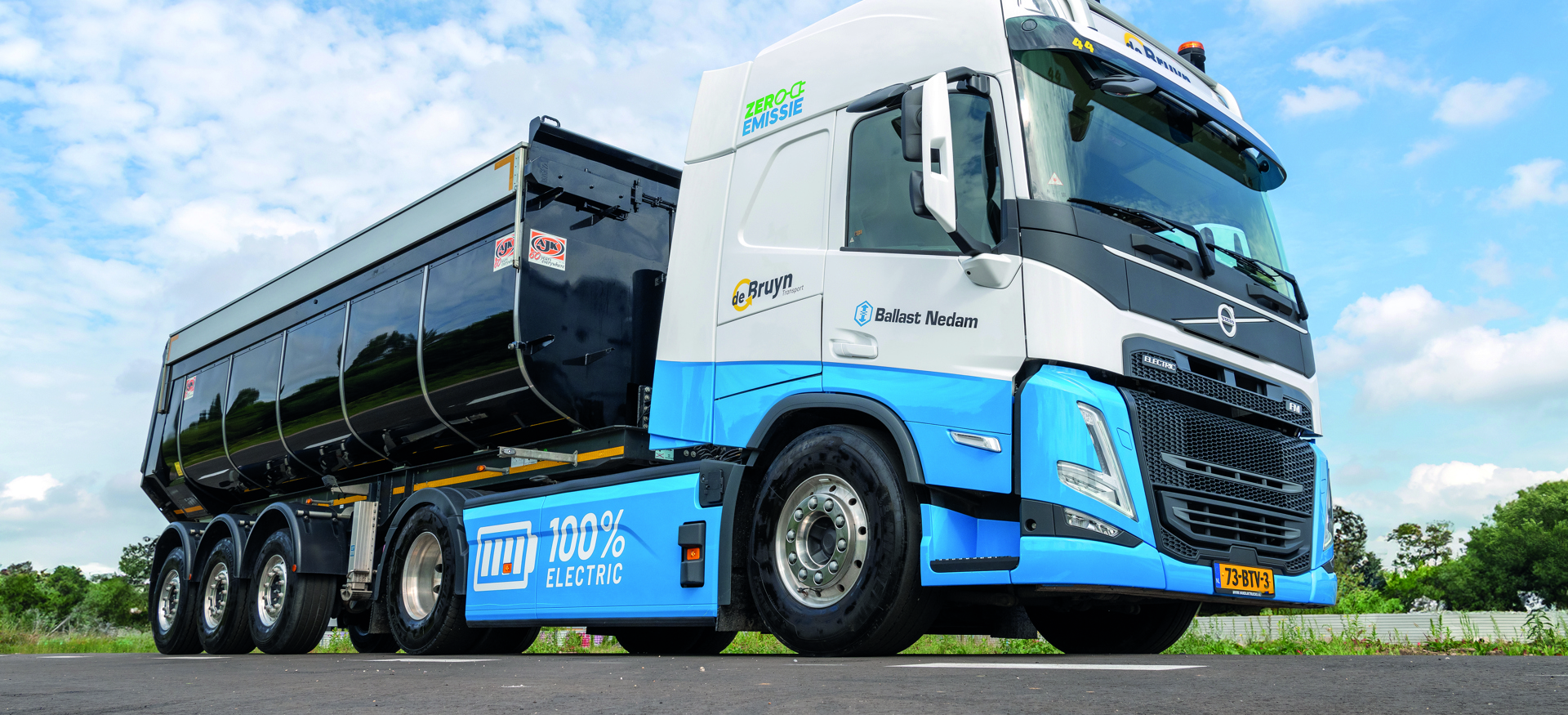 Elektrische vrachtwagencombinatie met autolaadkraan van Ballast Nedam