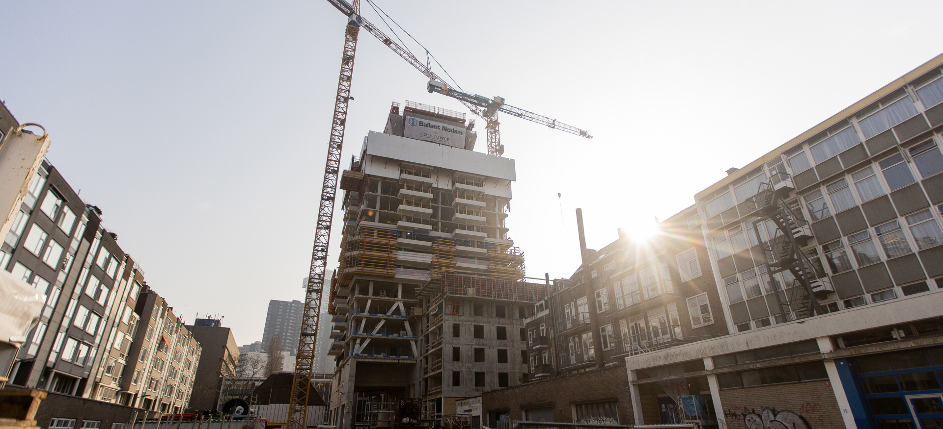 cooltower in aanbouw met hijskranen